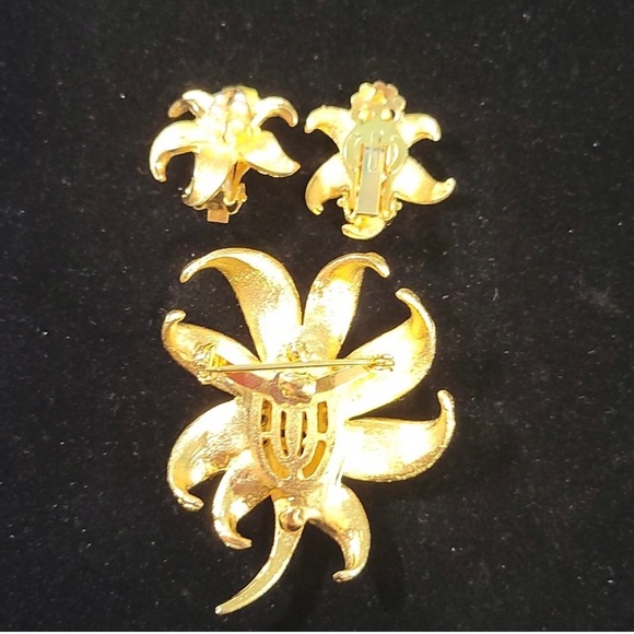 Vintage Coro pearl brooch and earring set - Picture 3 of 4